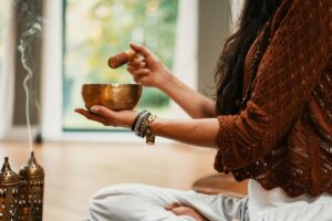 donna che esegue una meditazione guidata