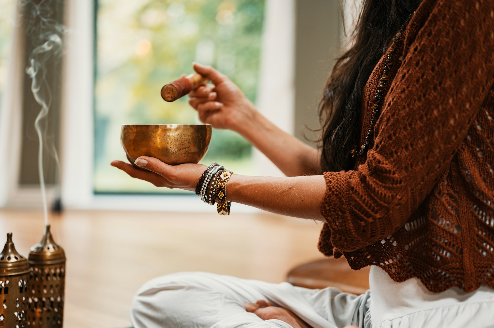 donna che esegue una meditazione guidata